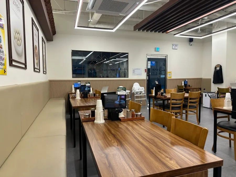 Overview of table seating at Gangnam Gyoja Bundang Seohyeon Branch