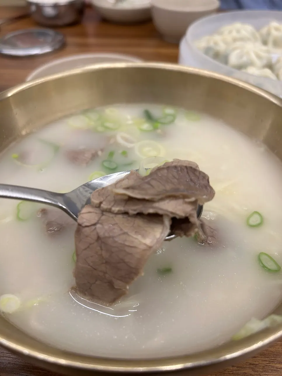Seolleongtang with plentiful ingredients
