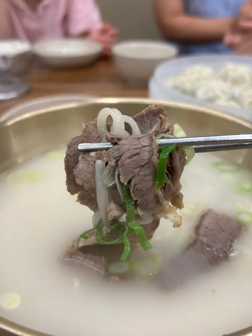 Seolleongtang with a flavor different from kalguksu