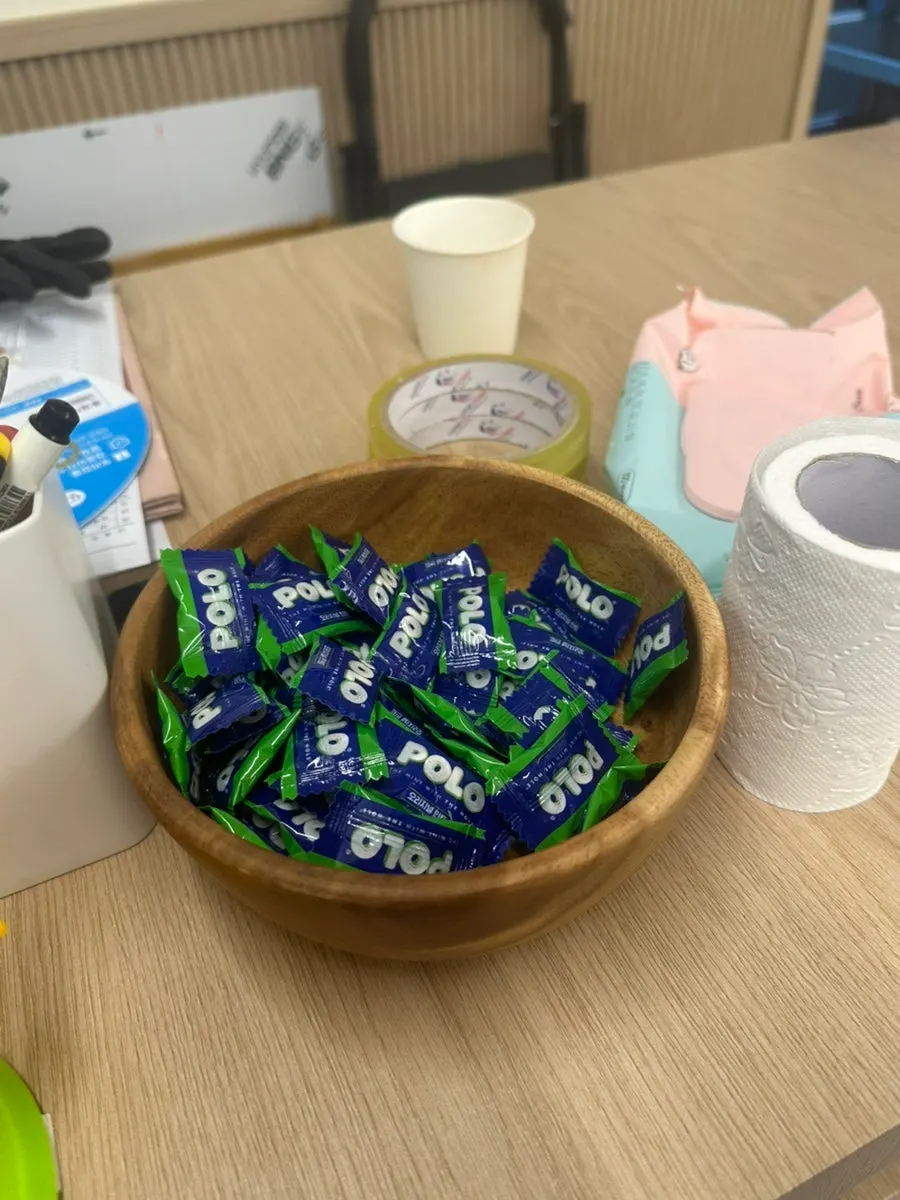 A restaurant table suited to eating alone