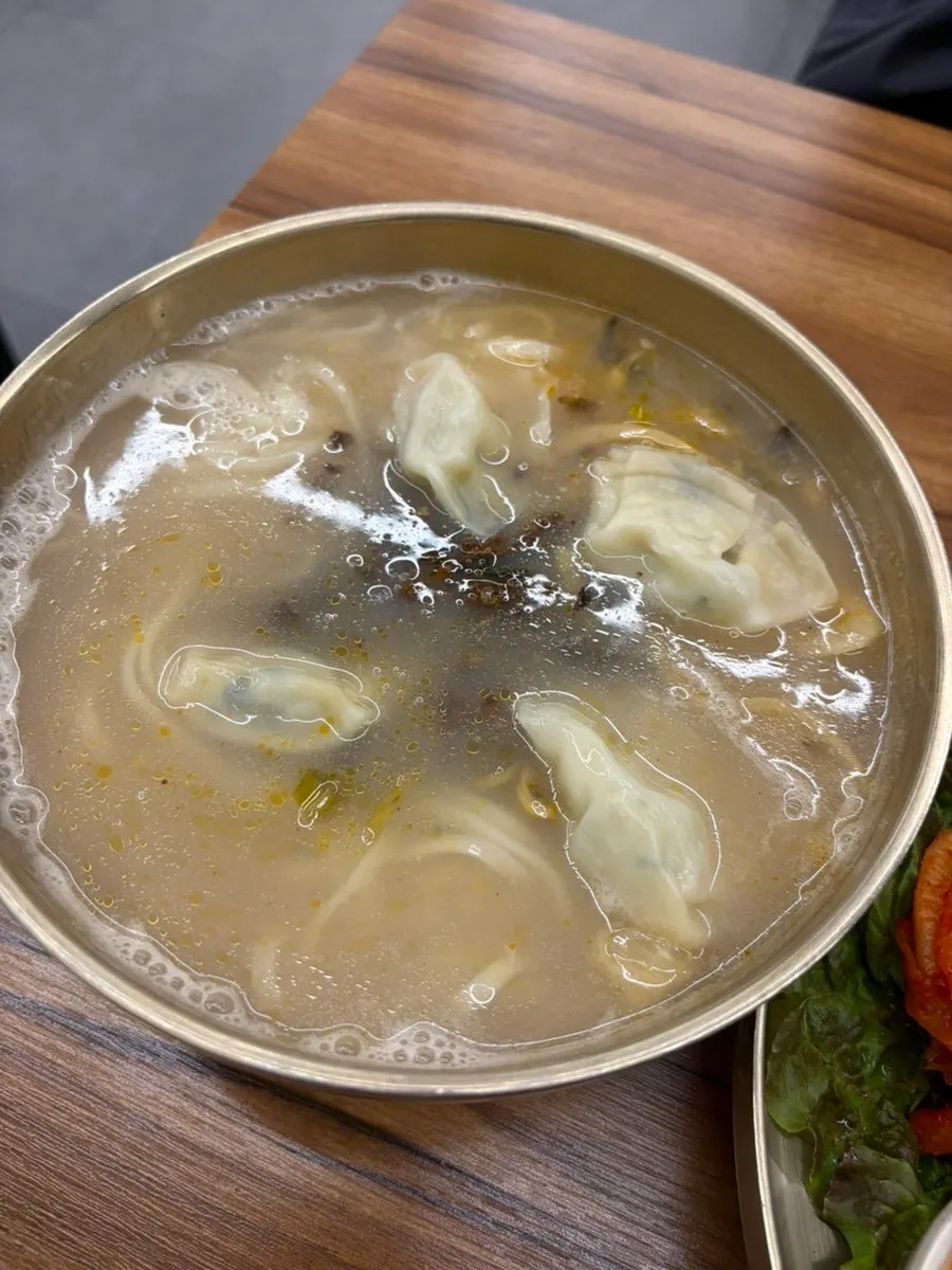 뜨끈한 국물의 기본 칼국수