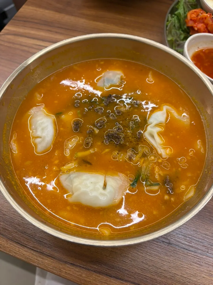 얼큰한 국물의 쫀득한 수제비