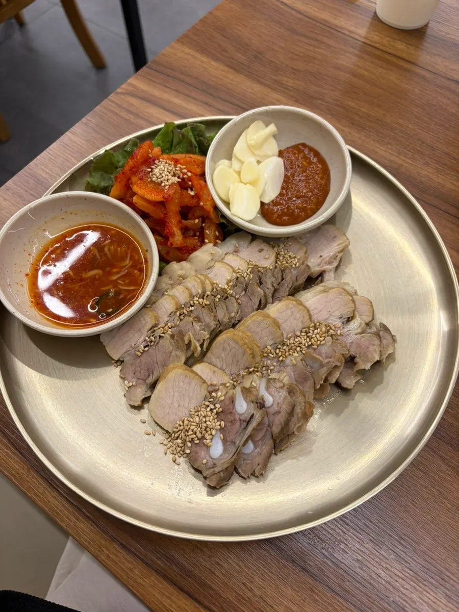 칼국수와 곁들인 강남보쌈