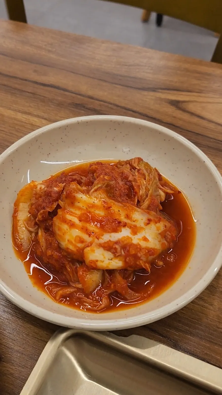 맵지 않은 강남교자 김치 접시
