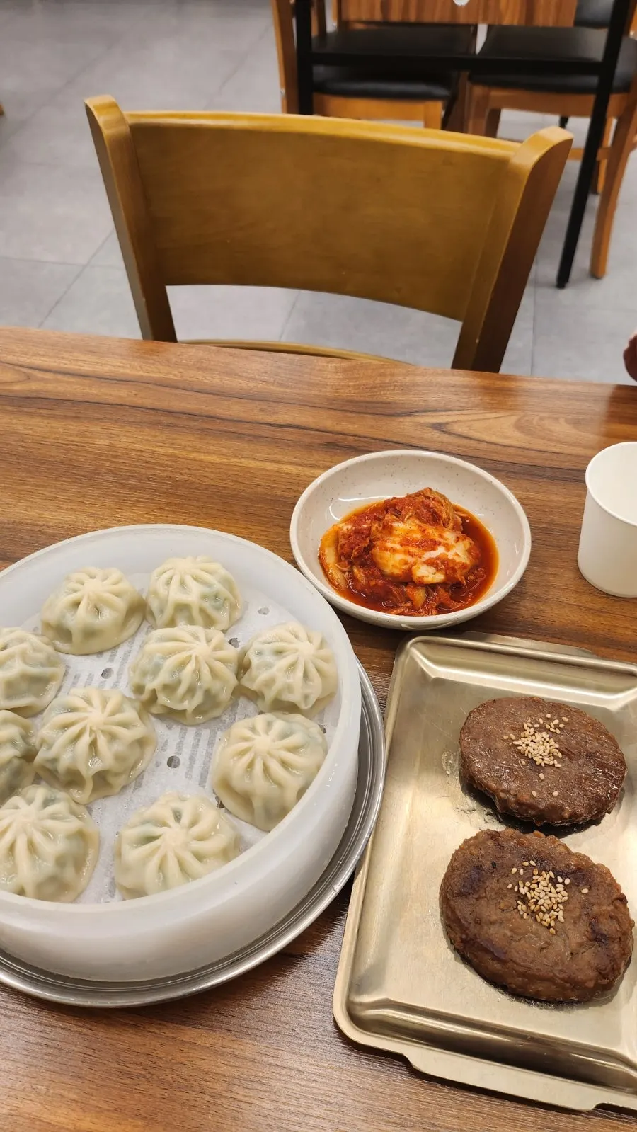한 판 10개 교자만두와 떡갈비 2개