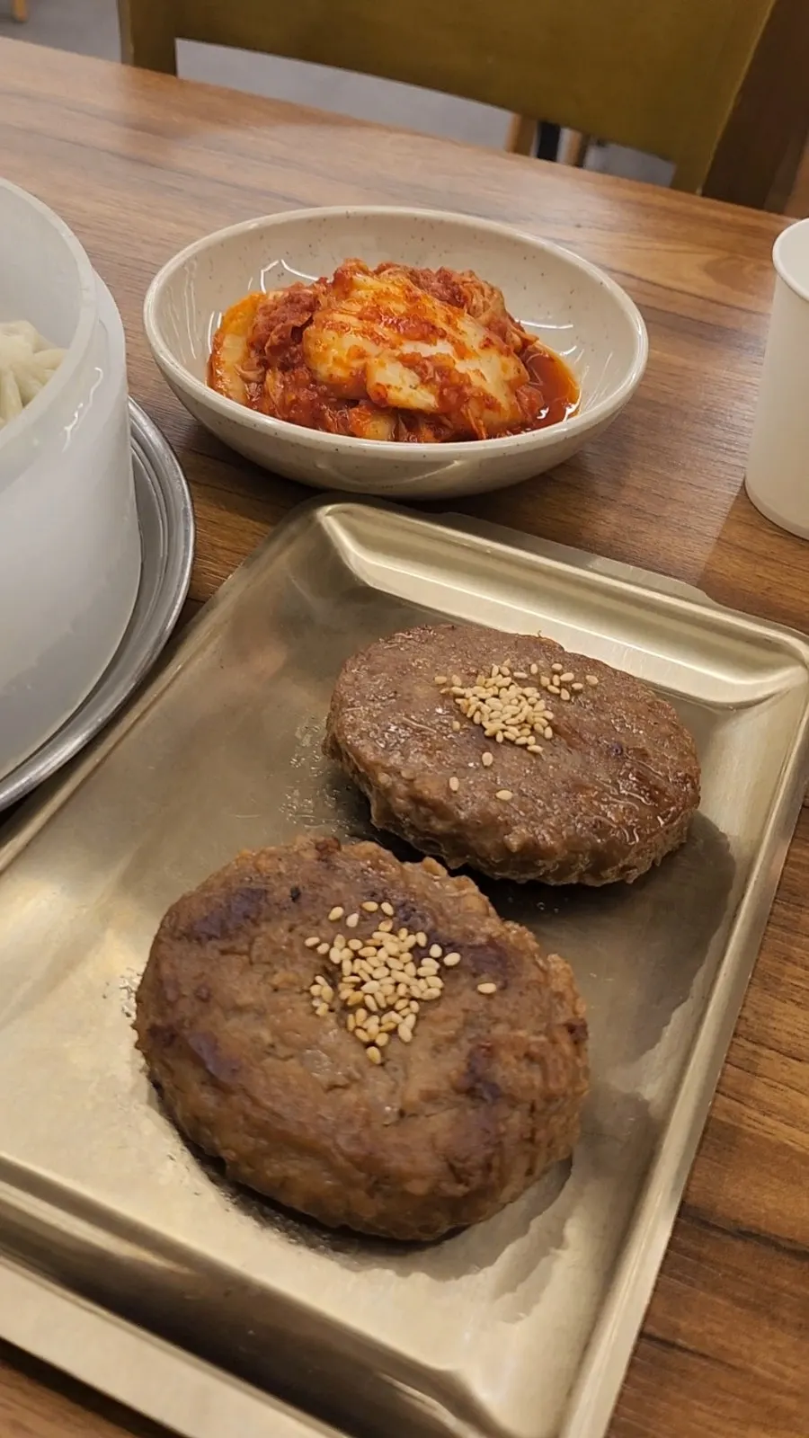 따끈하게 나온 교자만두 접시