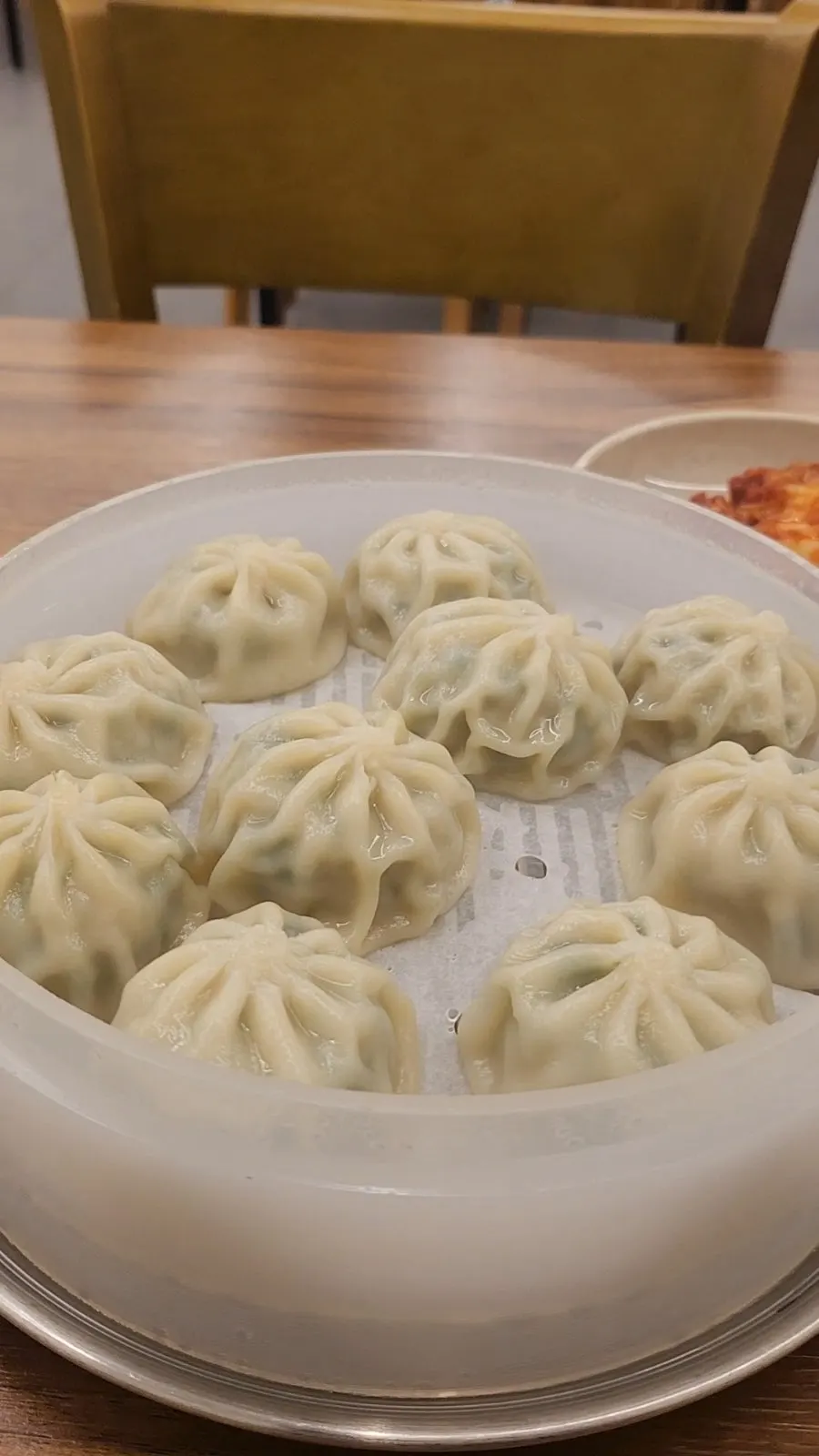 떡갈비 2개가 담긴 접시