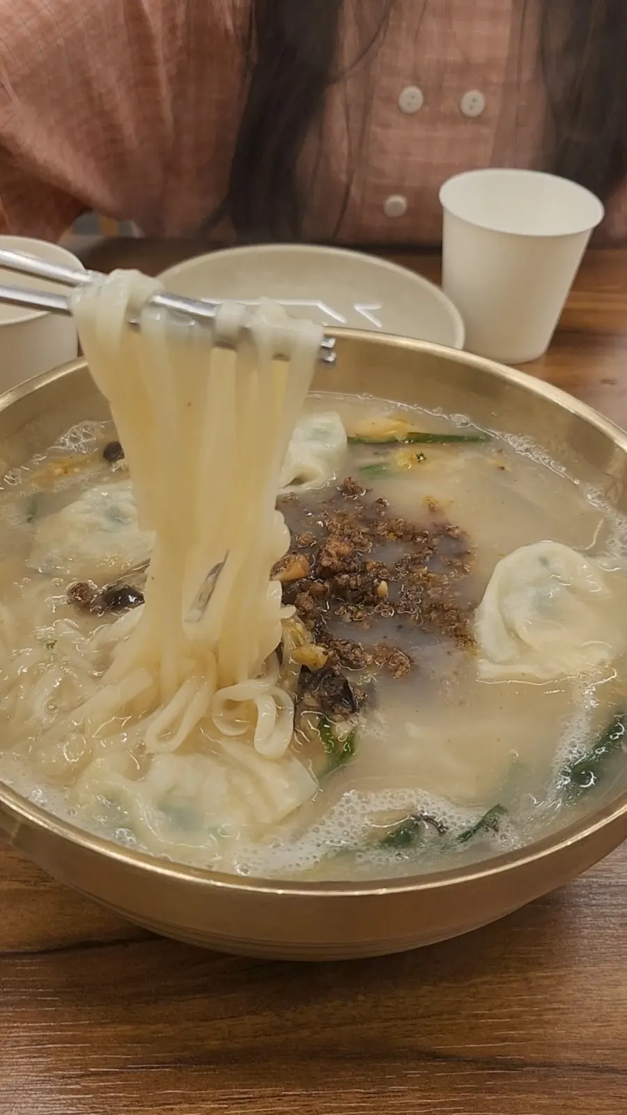 닭육수 베이스 강남교자 칼국수 한 그릇