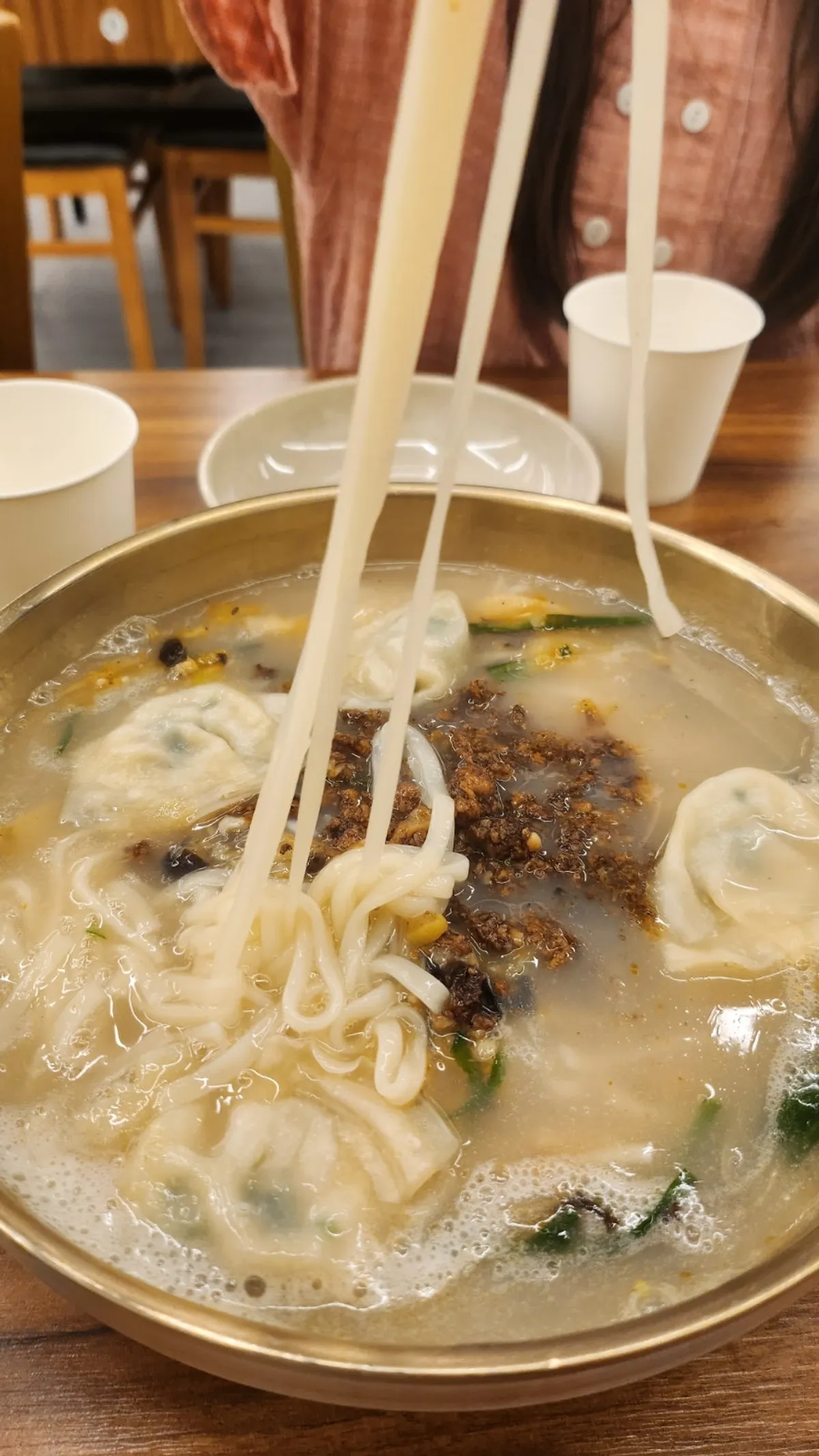고기 고명과 만두가 들어간 칼국수