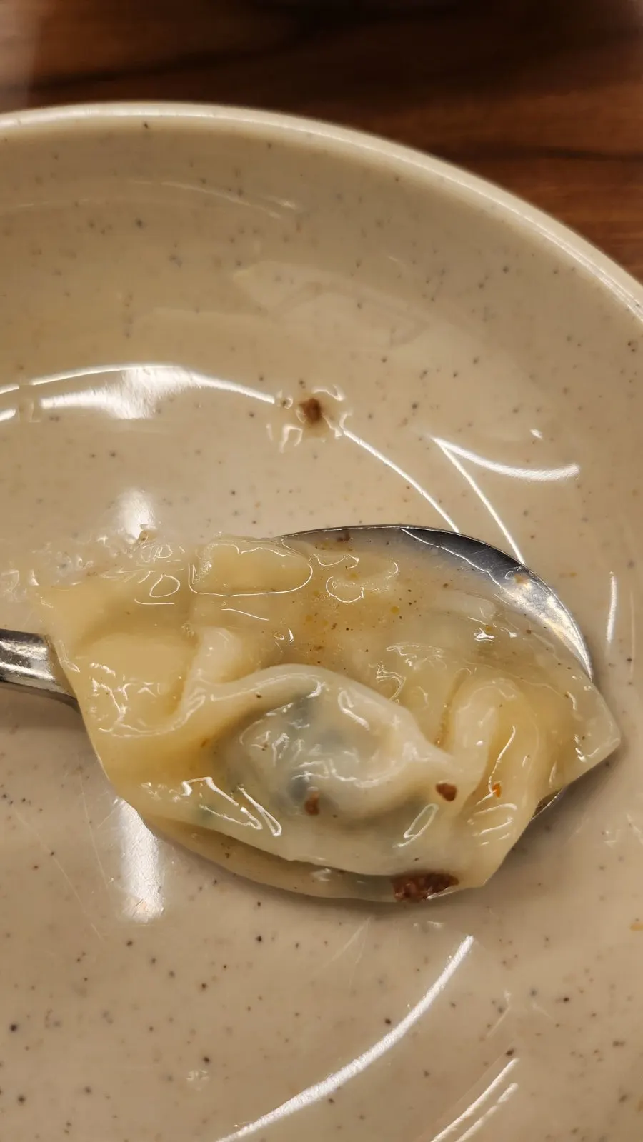부드러운 칼국수 면발을 건져 올린 모습