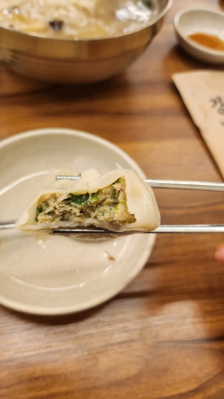 칼국수와 사이드가 함께 놓인 한 상
