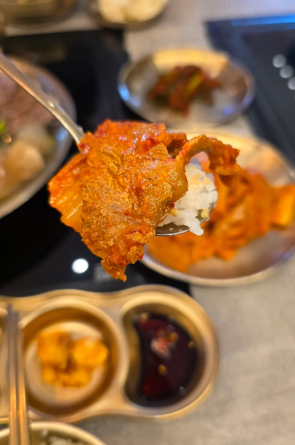 고기와 김치찜을 올린 밥 한술