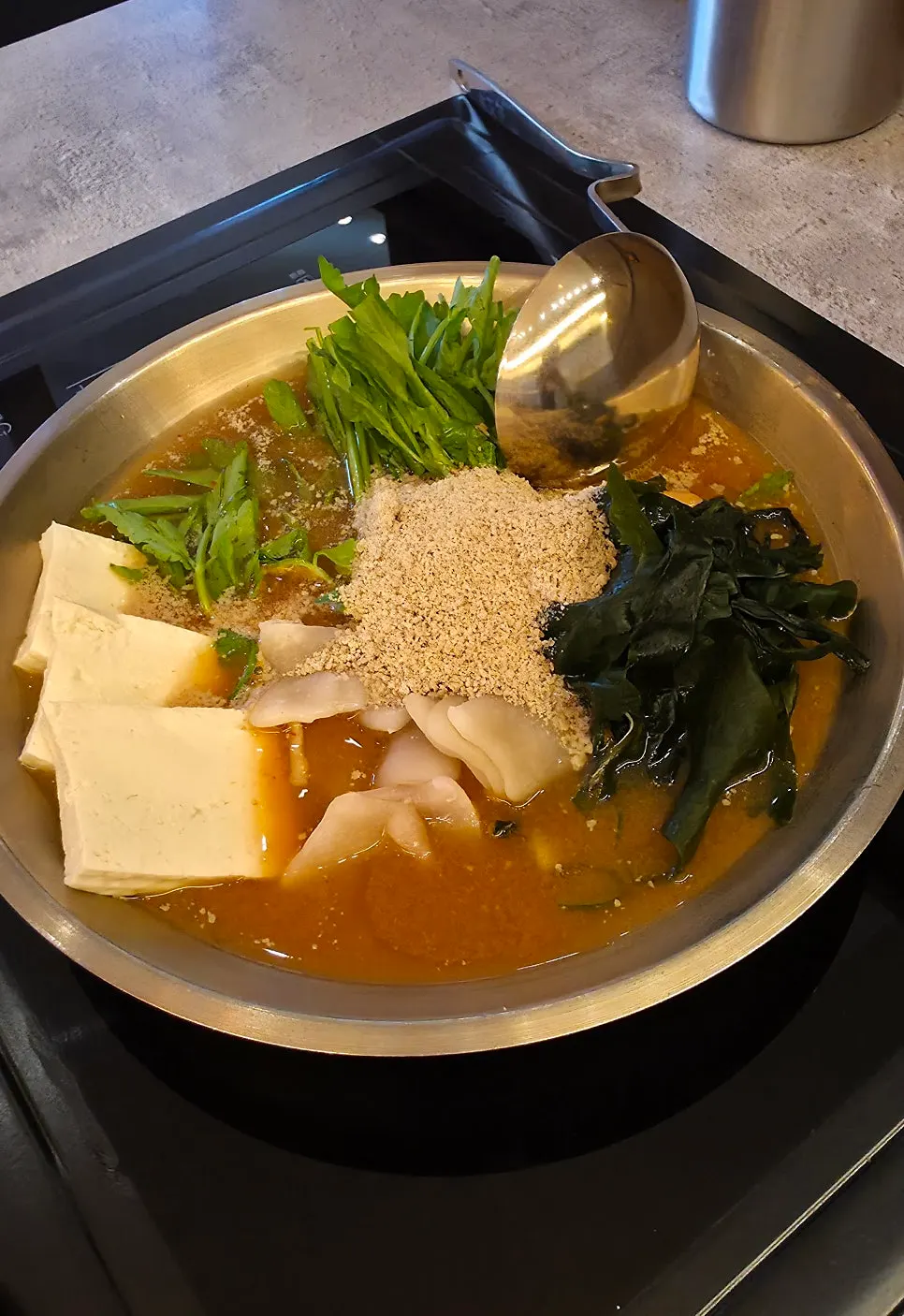인덕션에서 끓이는 모듬수육전골