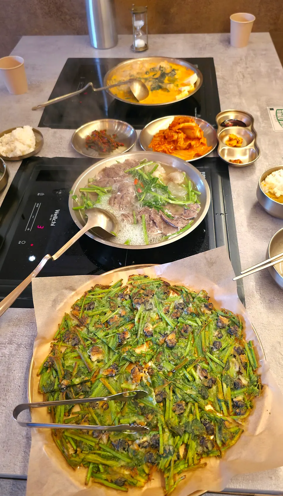 두 가지 전골과 전으로 차린 한식 조합