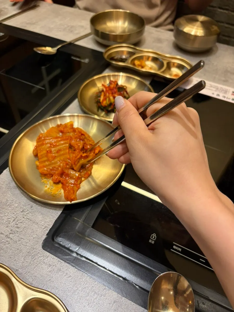 전과 사이드 메뉴가 적힌 메뉴판