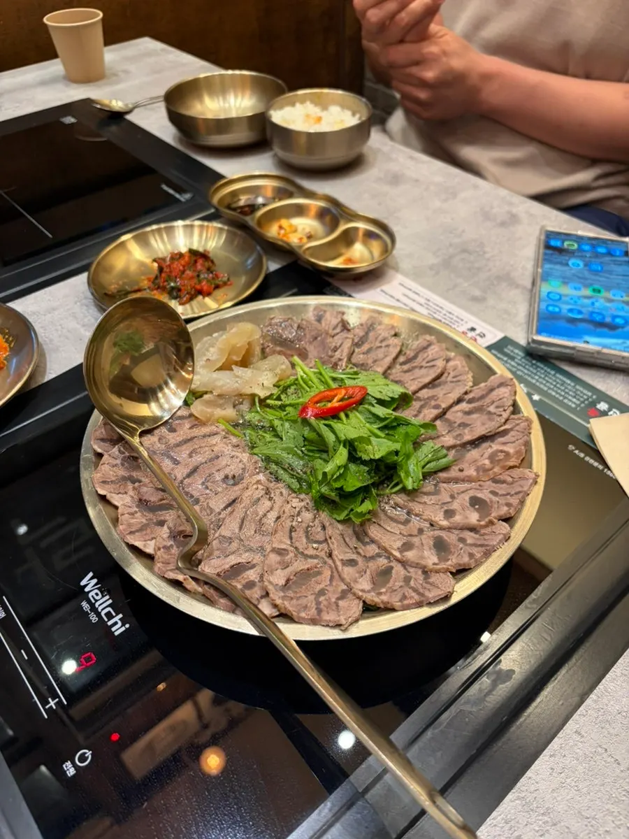 볶음김치와 파김치 등 밑반찬
