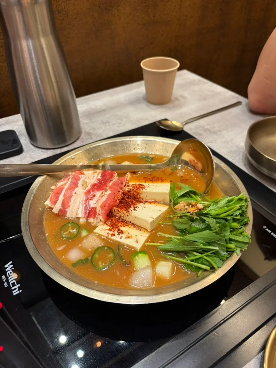 된장전골과 수육전골이 함께 차려진 한 상