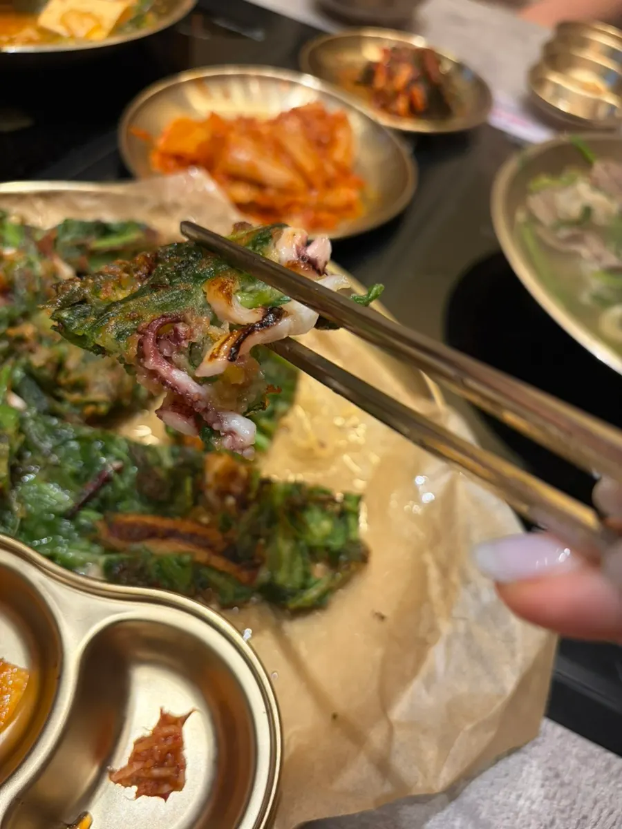 바삭하게 부쳐진 오징어미나리전 단면