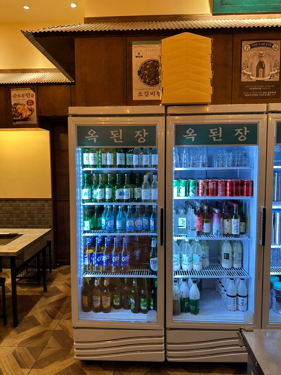 간격이 넓은 옥된장 4인 테이블
