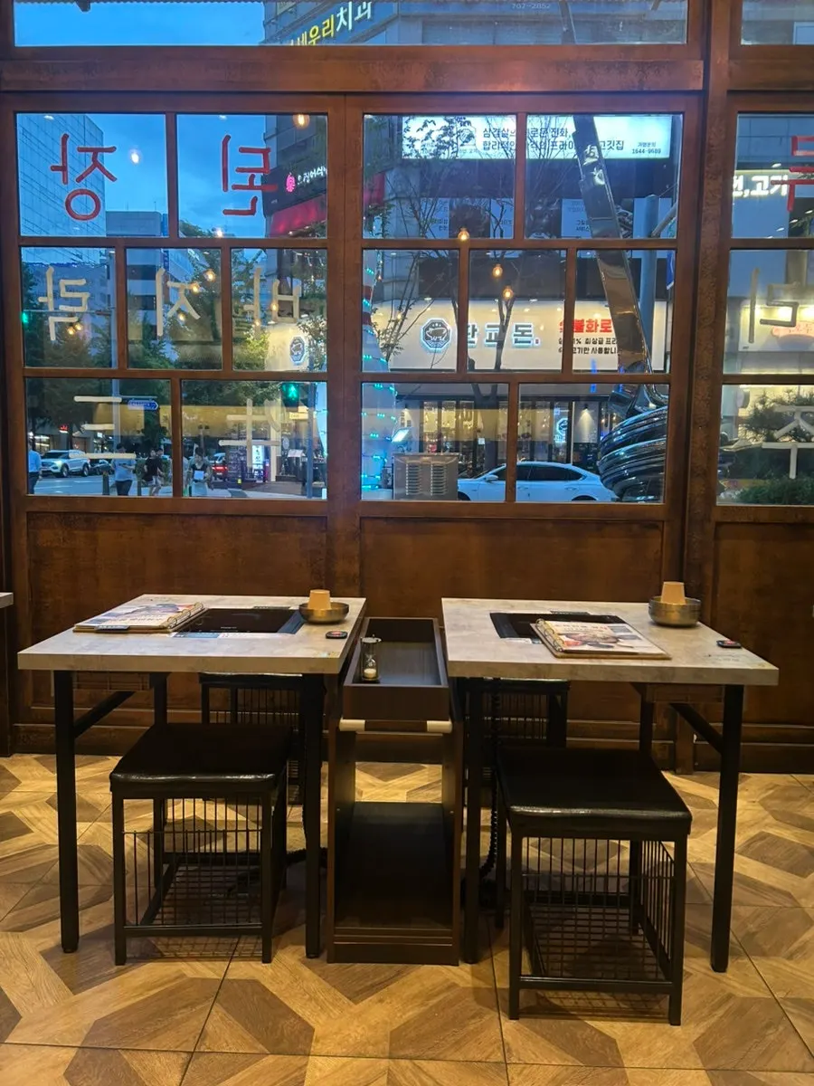 Interior seating at Okdengjang Seohyeon Branch