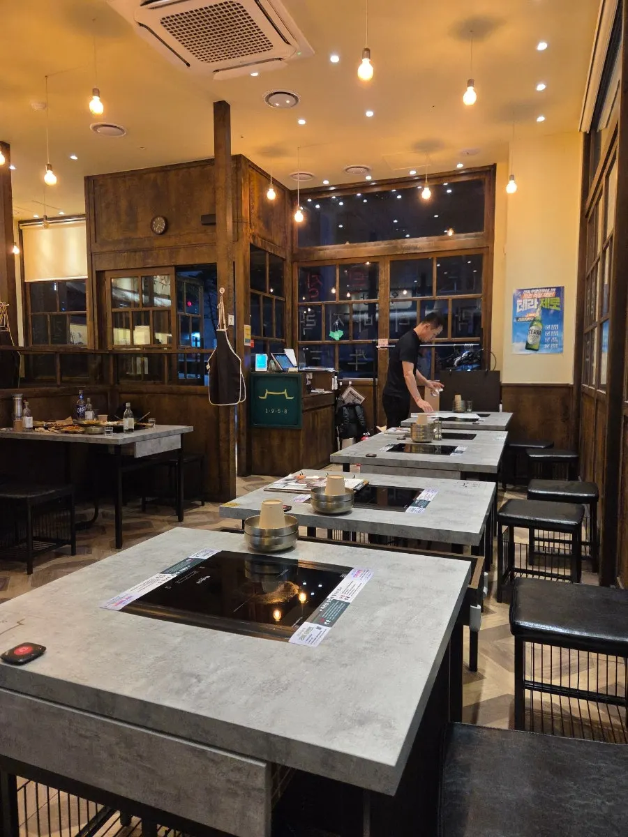 Spacious, clean interior of Okdengjang Seohyeon Branch