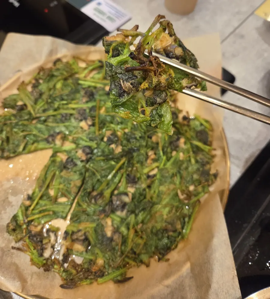 Close-up cross-section of the minari-snail pancake