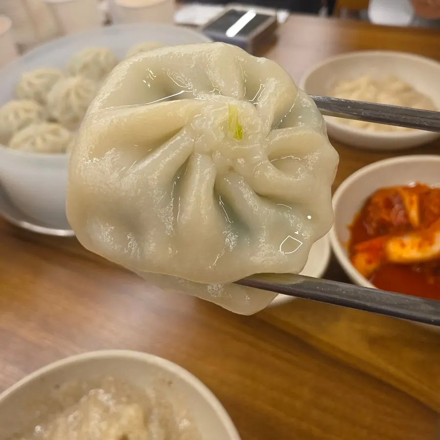 Gangnam Gyoja Bundang Seohyeon Branch soup dish spread