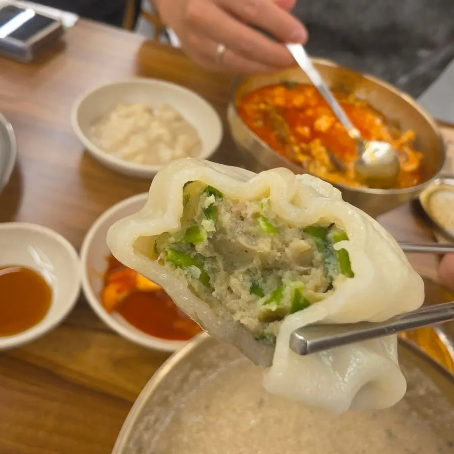 Gyoja dumplings and kimchi