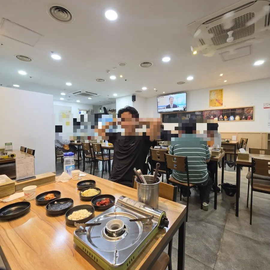 2인과 4인 테이블이 놓인 내부