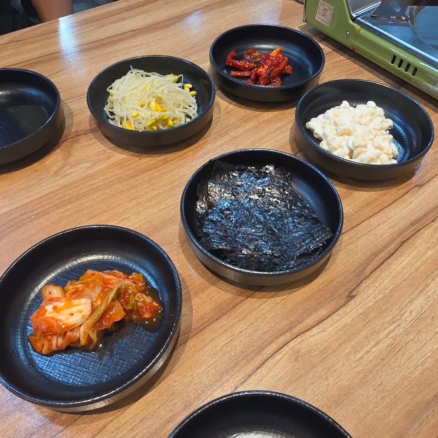 김치류와 콩나물이 담긴 밑반찬