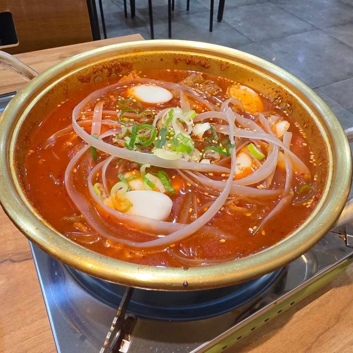떡과 당면이 들어간 돼지매운갈비찜