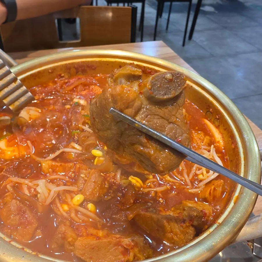 끓인 갈비찜의 살코기와 국물