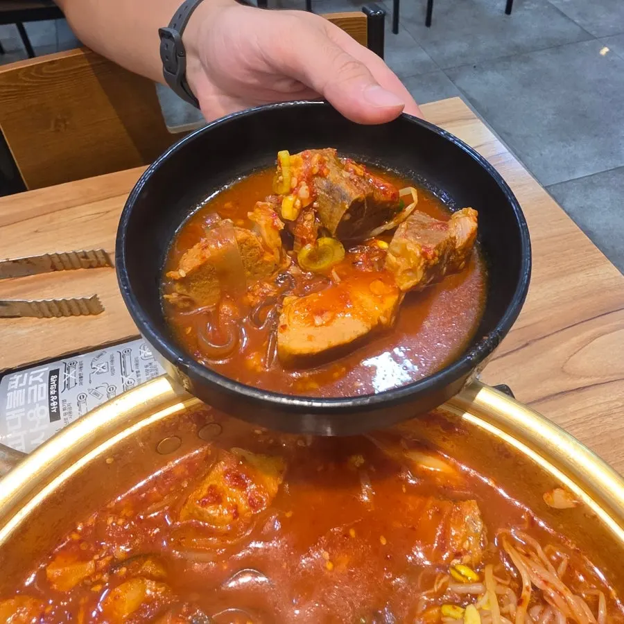 김과 밥을 곁들인 갈비찜 식사