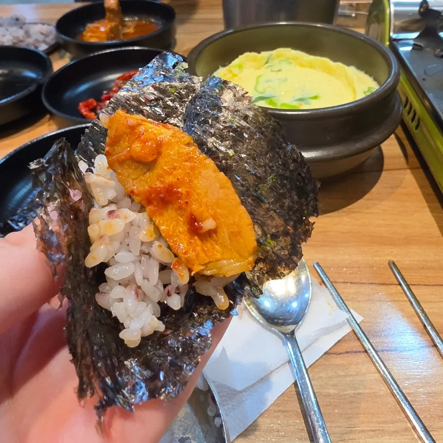 갈비찜을 덜어 먹는 식사 상차림