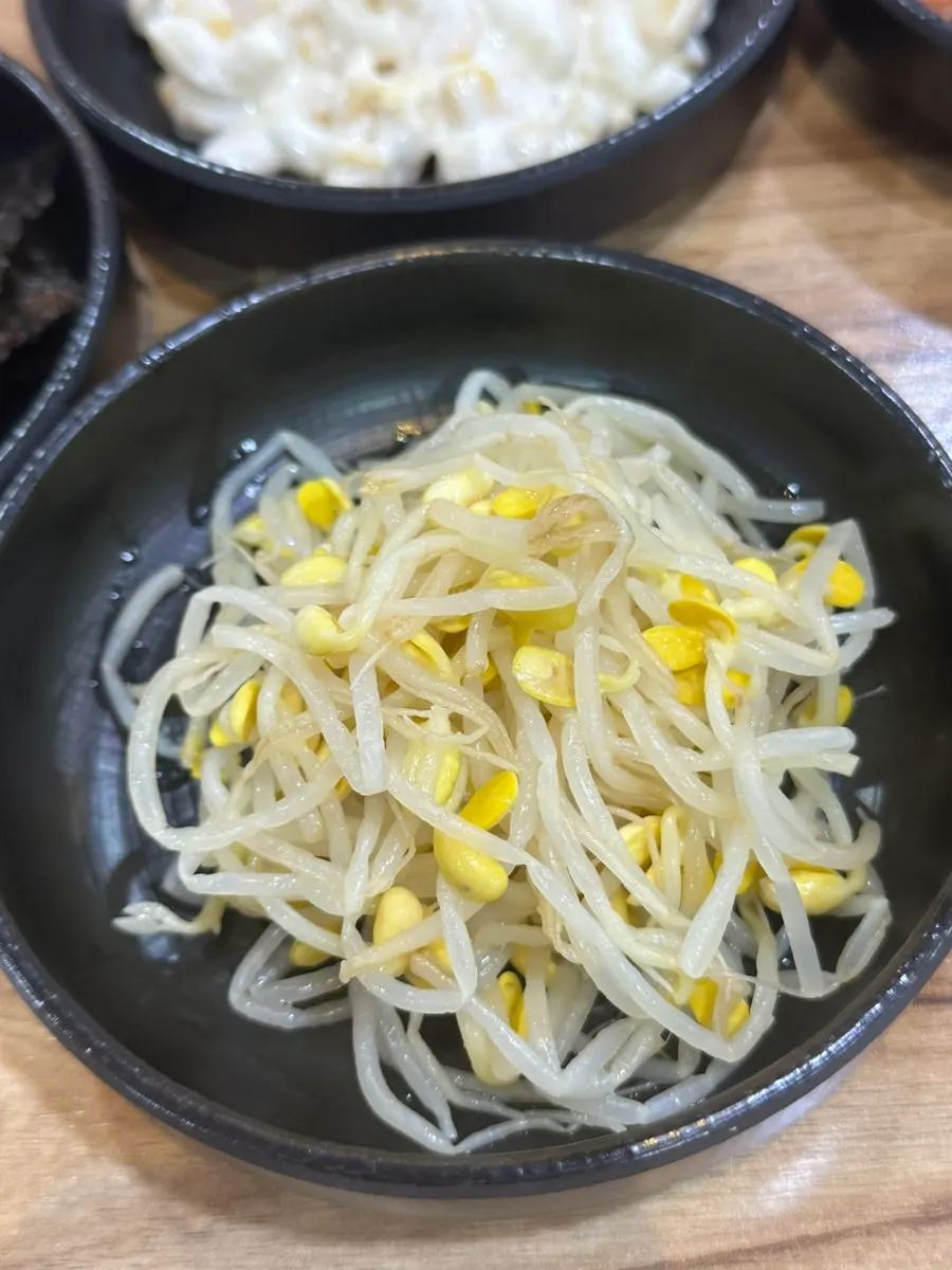 테이블에 차려진 반찬과 수저