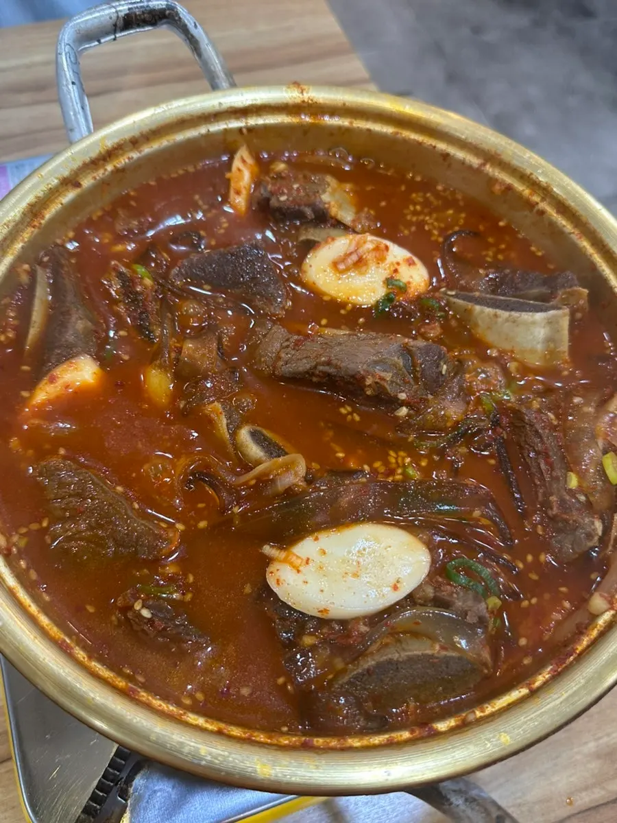 마늘 양념이 가득한 갈비찜 국물