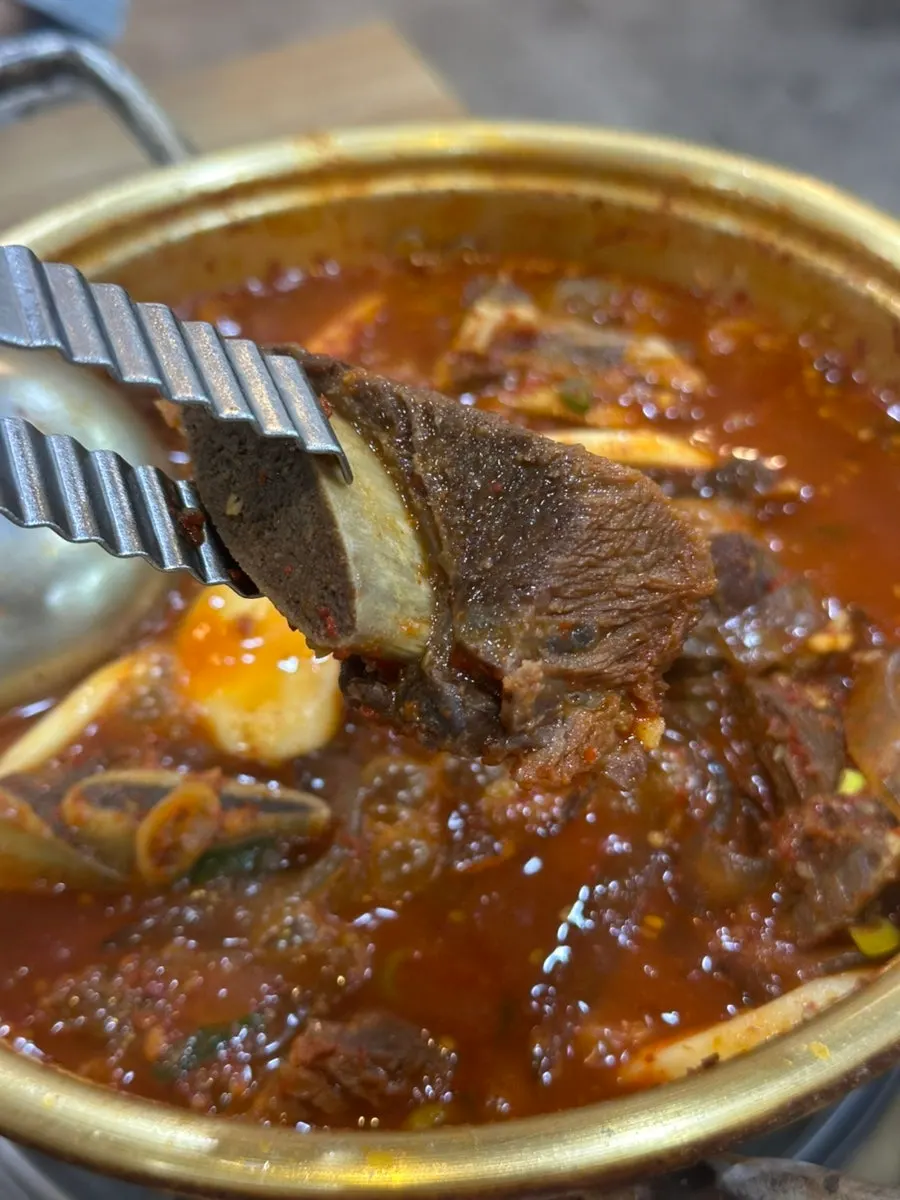 부드럽게 익은 소갈비찜 한 점