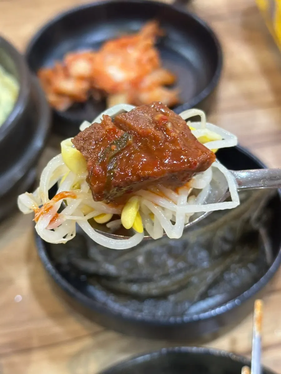 공기밥 위에 얹은 갈비찜 고기와 양념