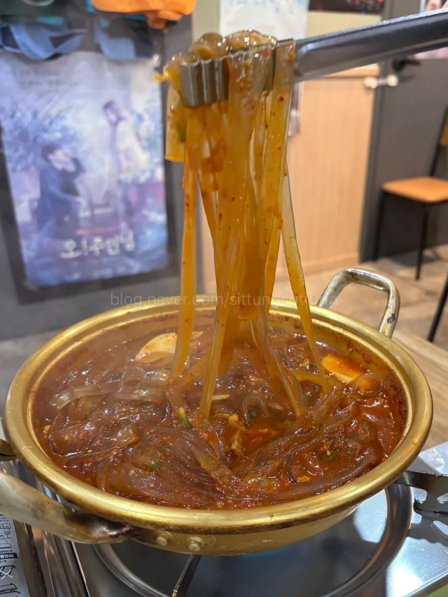 납작당면을 넣은 갈비찜 냄비