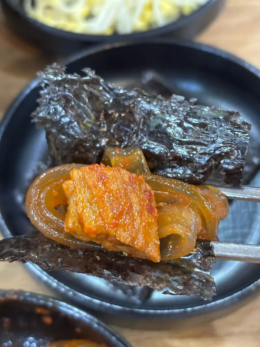 부드럽게 찢어지는 갈비찜 고기