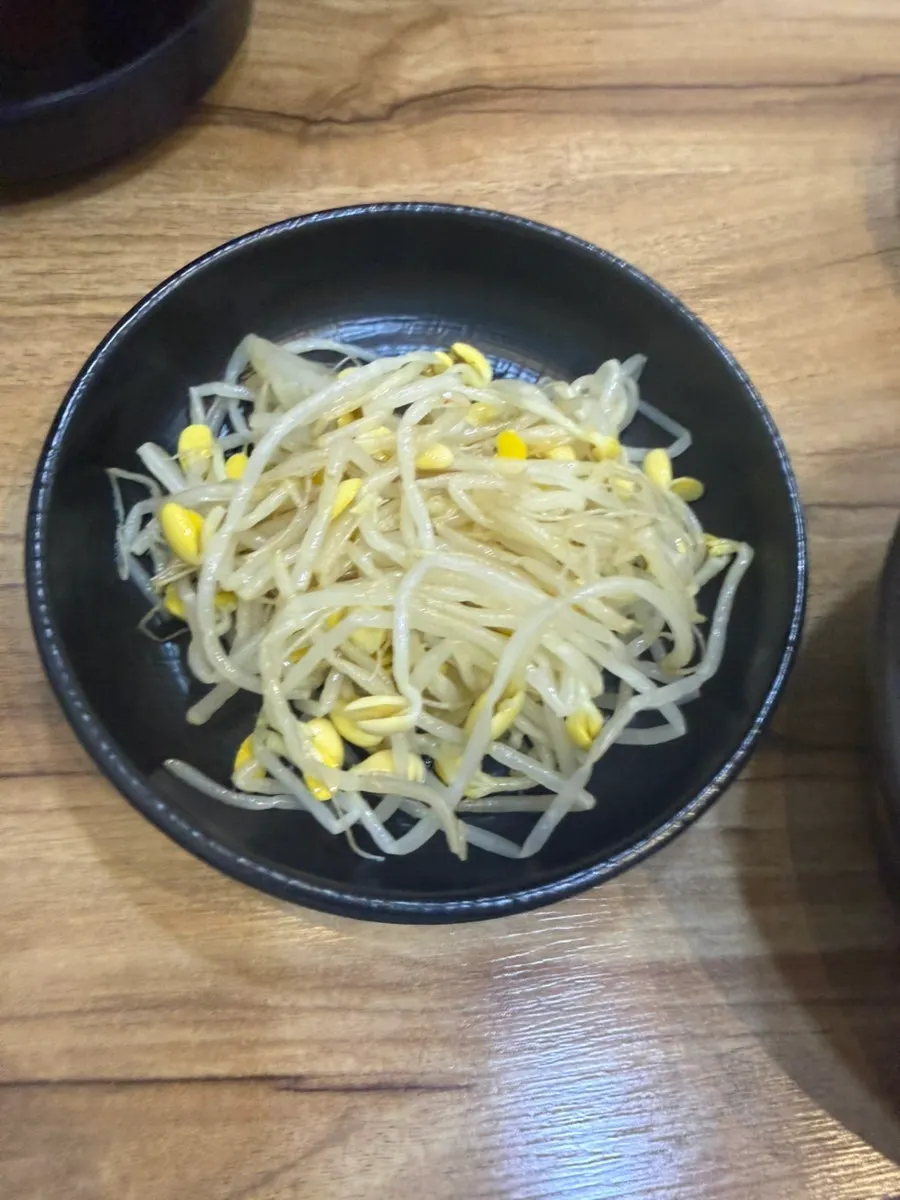 Bean sprouts and seaweed served as basic side dishes