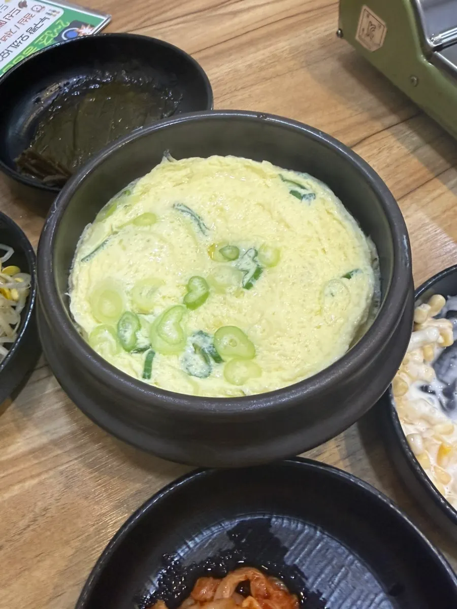 Wrapping galbijjim meat and bean sprouts in seaweed
