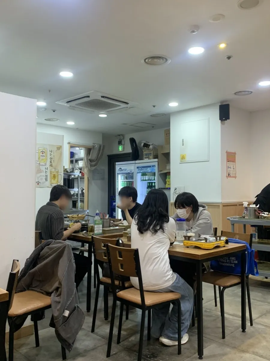 깔끔한 한식집 느낌의 매장 내부