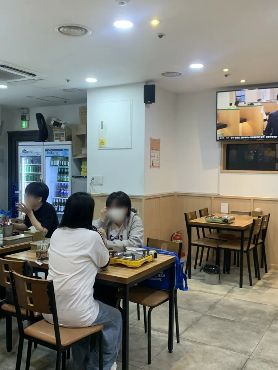 늦은 저녁 손님이 많은 홀 좌석 전경