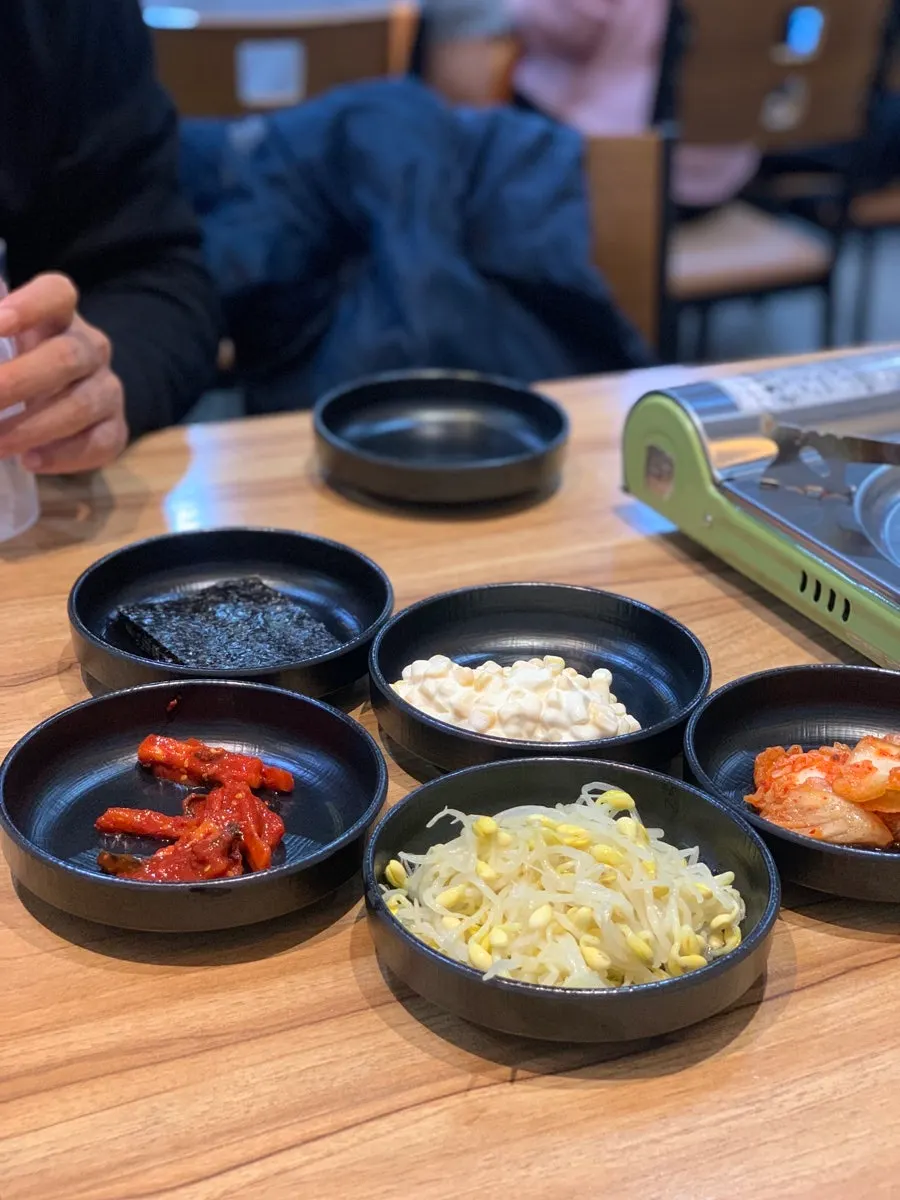 무말랭이 김 콘마요 샐러드 등 기본 반찬 상차림