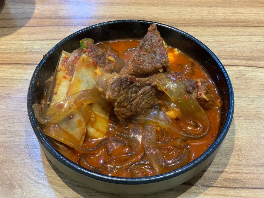 부드러운 소갈비찜 고기 한 점