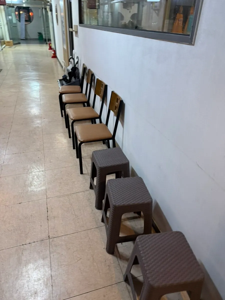 김청자매운갈비찜 서현역점 출입구와 대기 명단