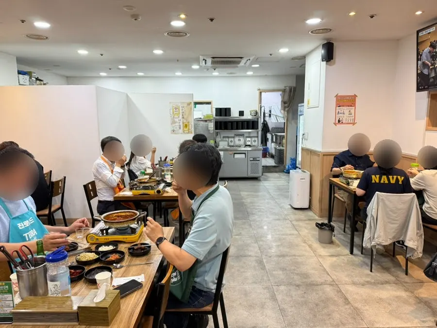 평일 저녁 김청자매운갈비찜 서현역점 홀 내부