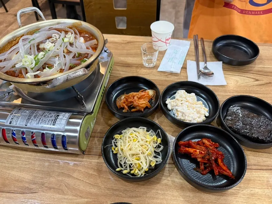 밑반찬 5종이 차려진 테이블