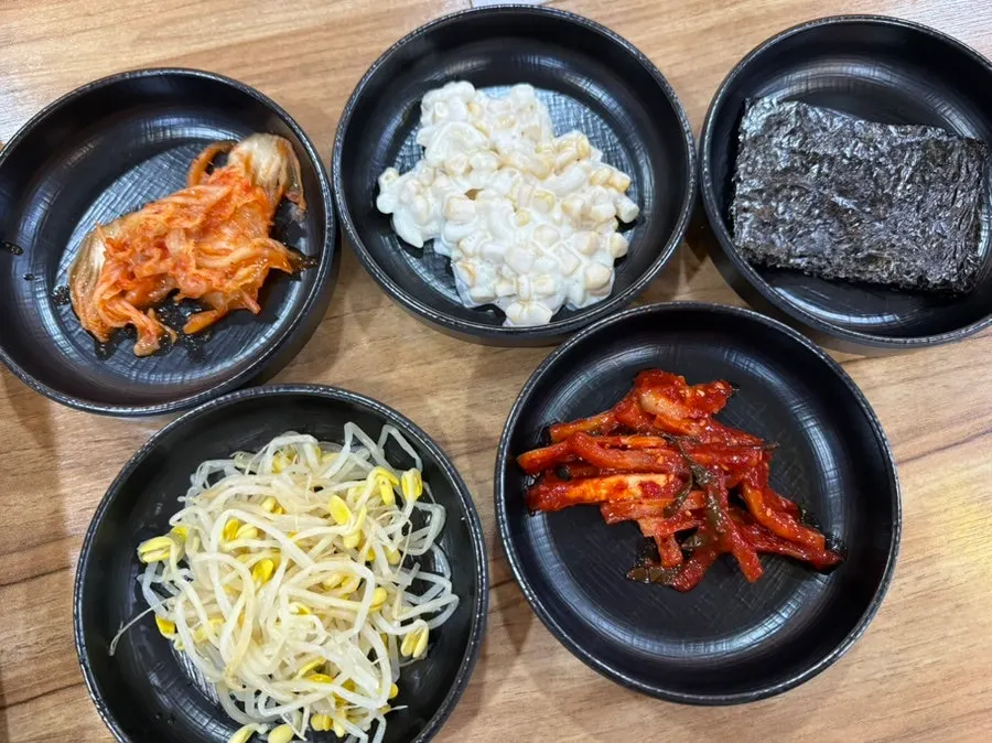 배추김치 콩나물 무말랭이 마카로니샐러드 마른김 반찬